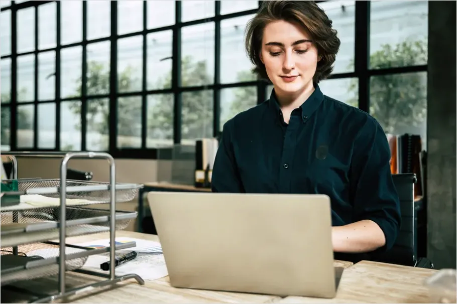 Detail Businesswoman Working On Laptop Office Photo Number 11
