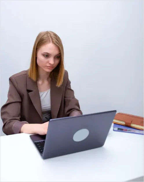 Detail Businesswoman Working On Laptop Office Photo Number 12