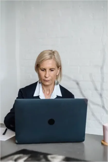 Detail Businesswoman Working On Laptop Office Photo Number 14