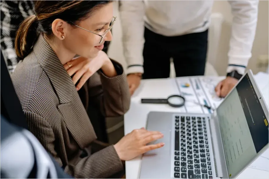 Detail Businesswoman Working On Laptop Office Photo Number 3