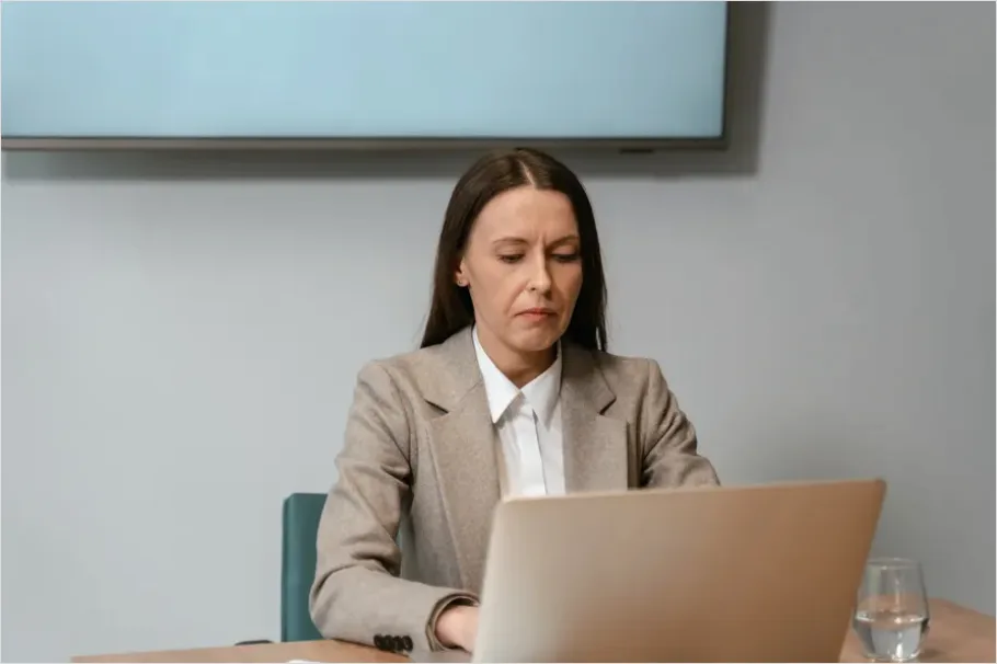 Detail Businesswoman Working On Laptop Office Photo Number 4