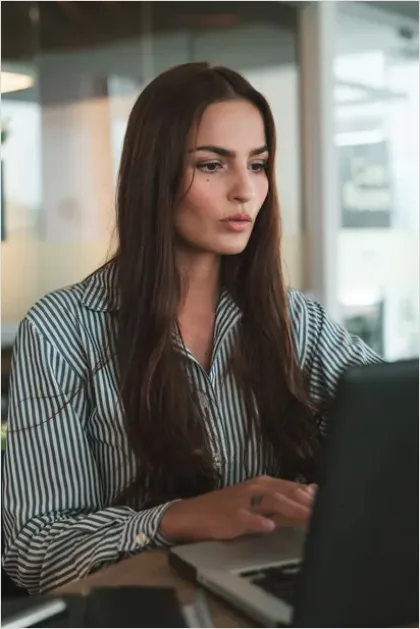 Detail Businesswoman Working On Laptop Office Photo Number 6