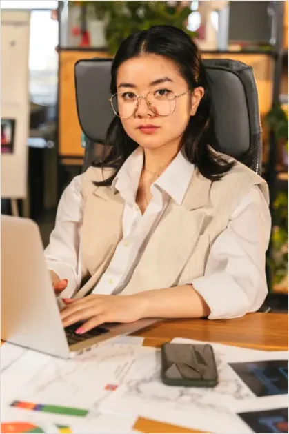 Detail Businesswoman Working On Laptop Office Photo Number 7