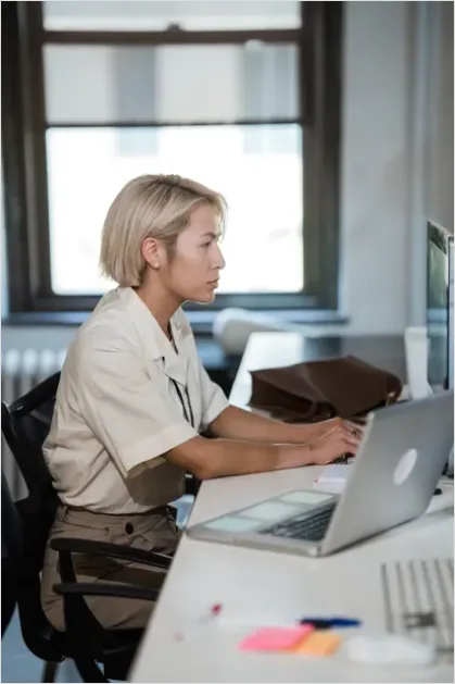 Detail Businesswoman Working On Laptop Office Photo Number 9