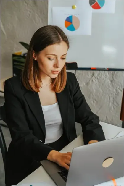 Detail Businesswoman Working On Laptop Office Photo Number 10
