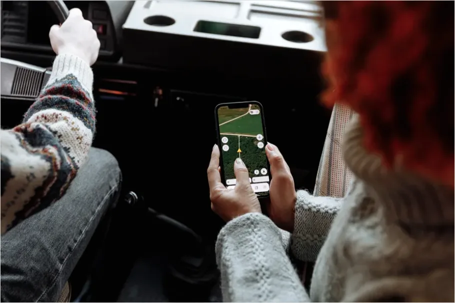 Detail Car Rental App On Smartphone Photo Number 5