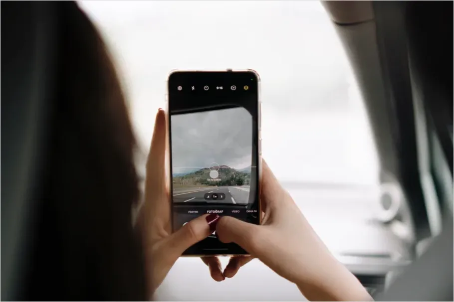 Detail Car Rental App On Smartphone Photo Number 6
