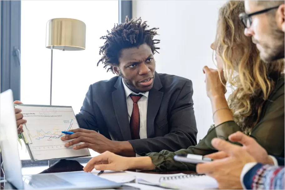 Detail Consultant Presenting Financial Strategy Photo Number 8