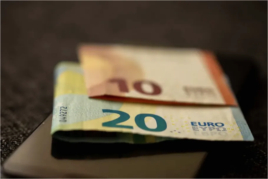 Detail Mobile Payment With Smartphone Close Up Photo Number 6