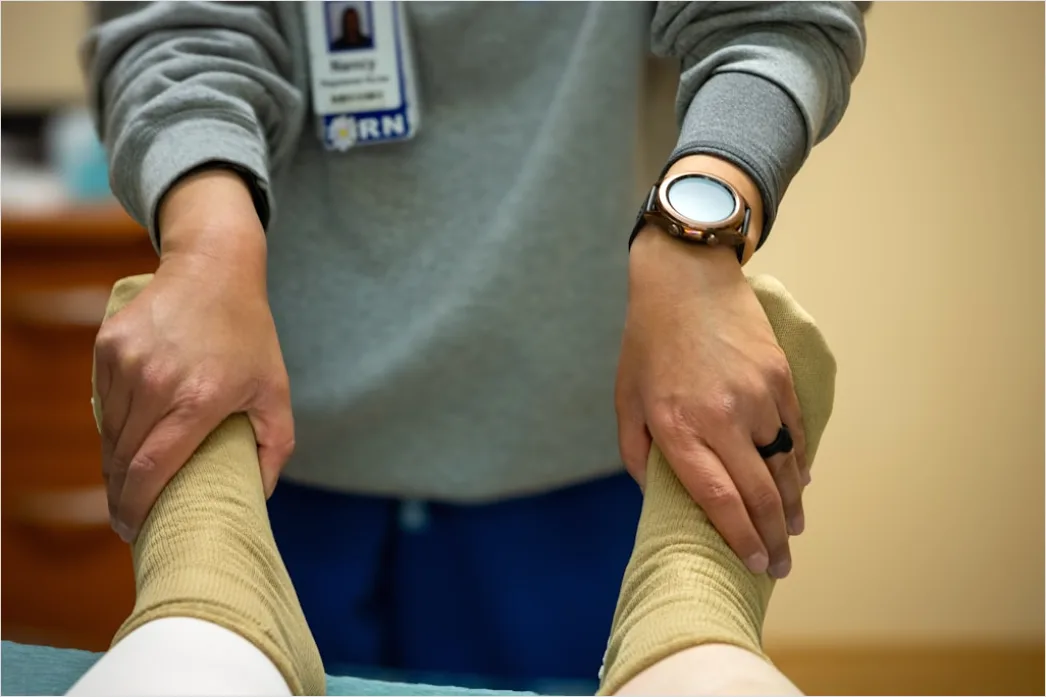 Detail Physical Therapist Guiding Patient Exercise Number 14