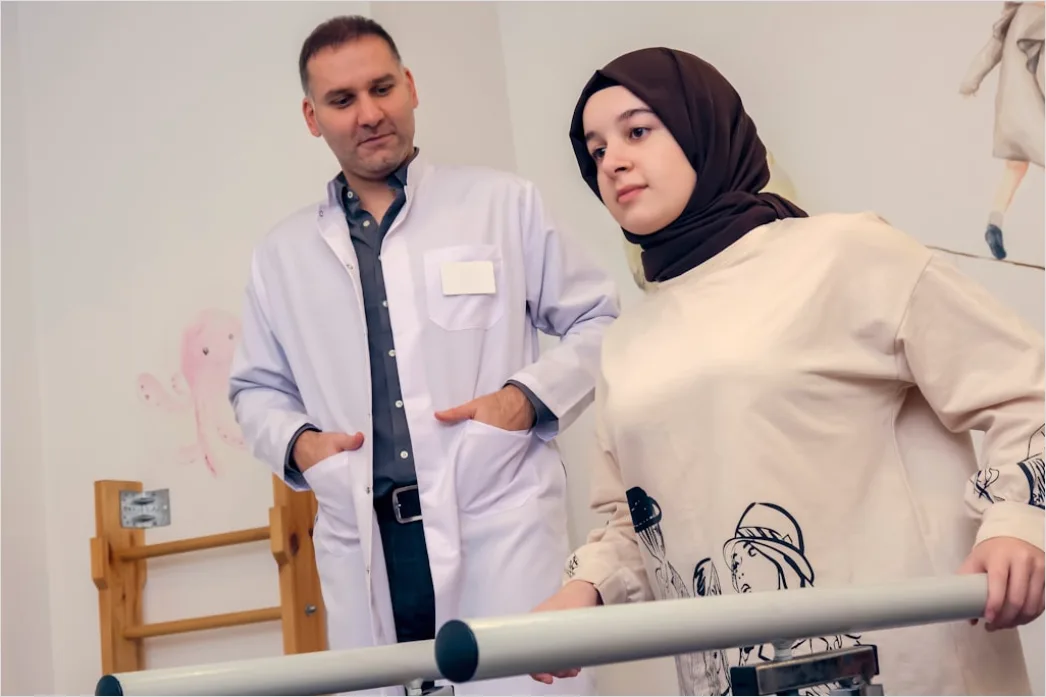 Detail Physical Therapist Guiding Patient Exercise Number 15