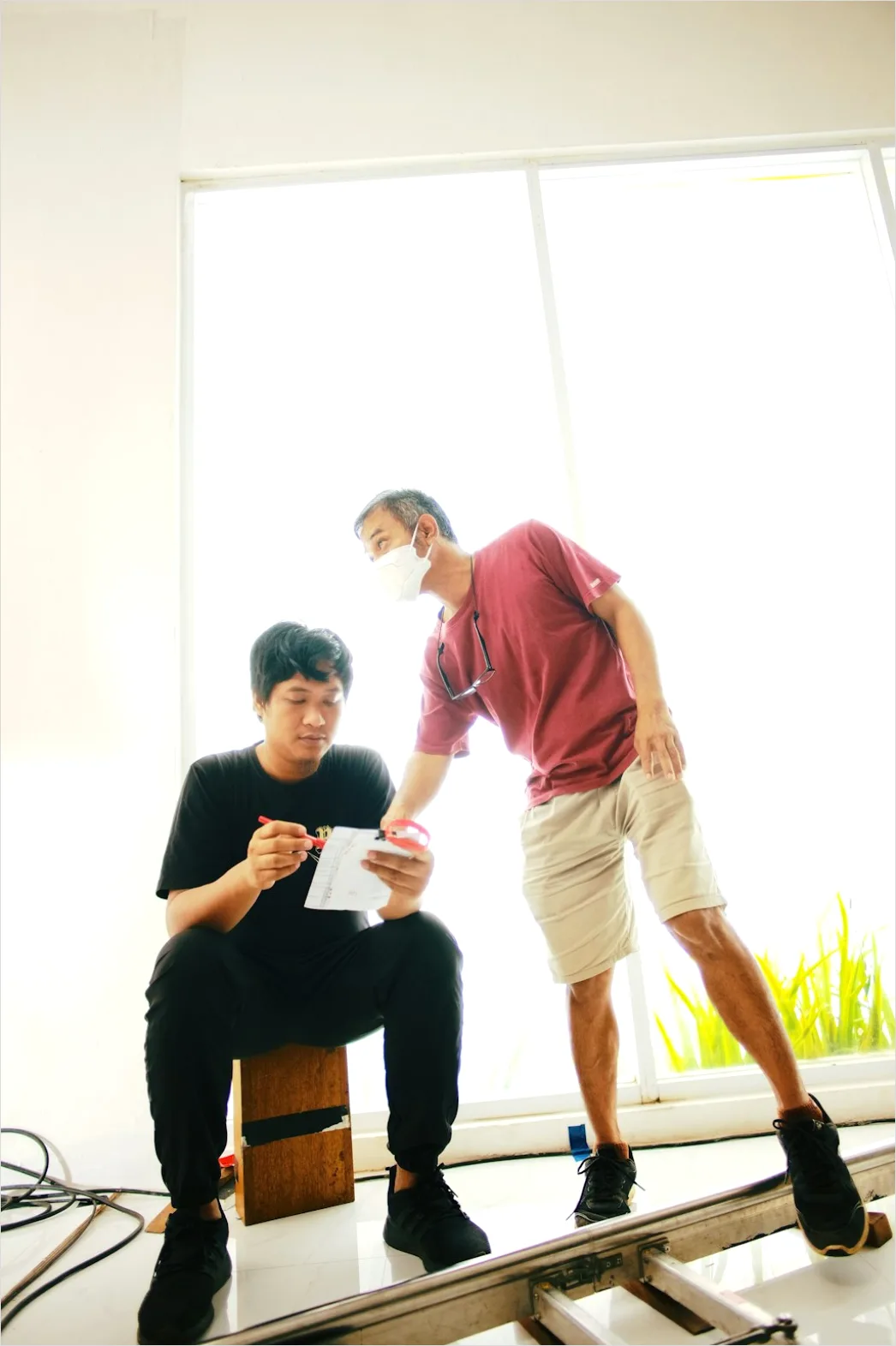 Detail Physical Therapist Guiding Patient Exercise Number 16