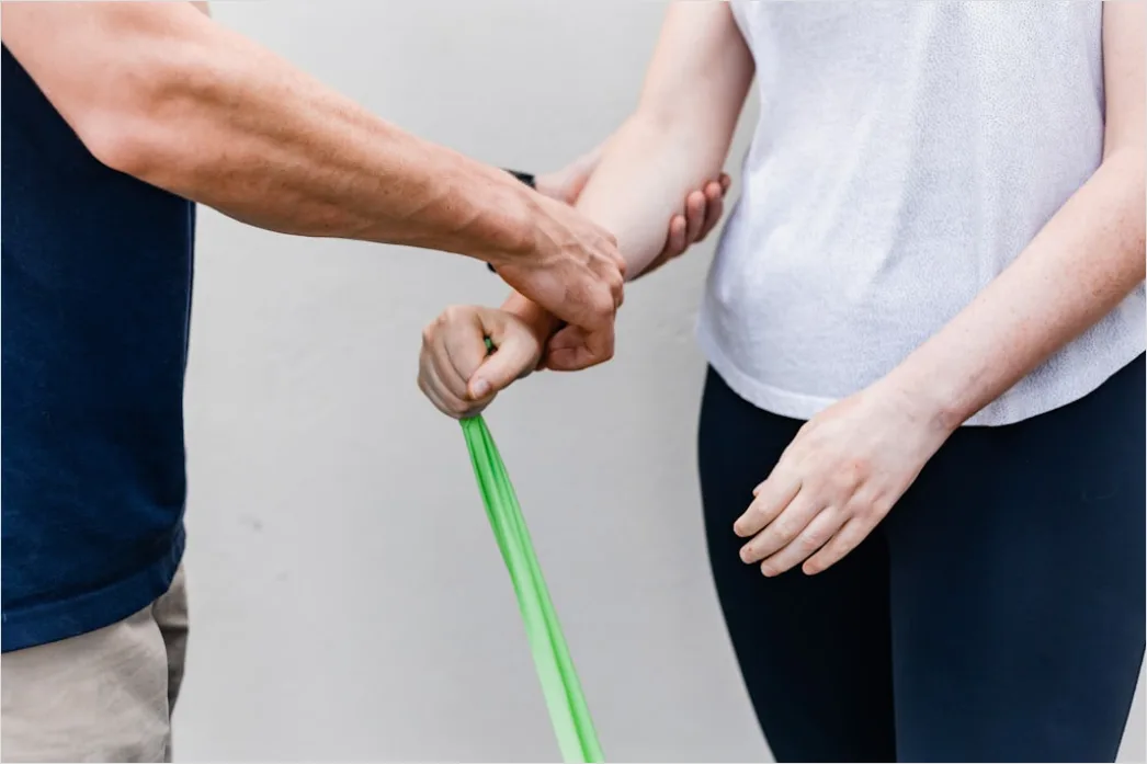 Detail Physical Therapist Guiding Patient Exercise Number 4