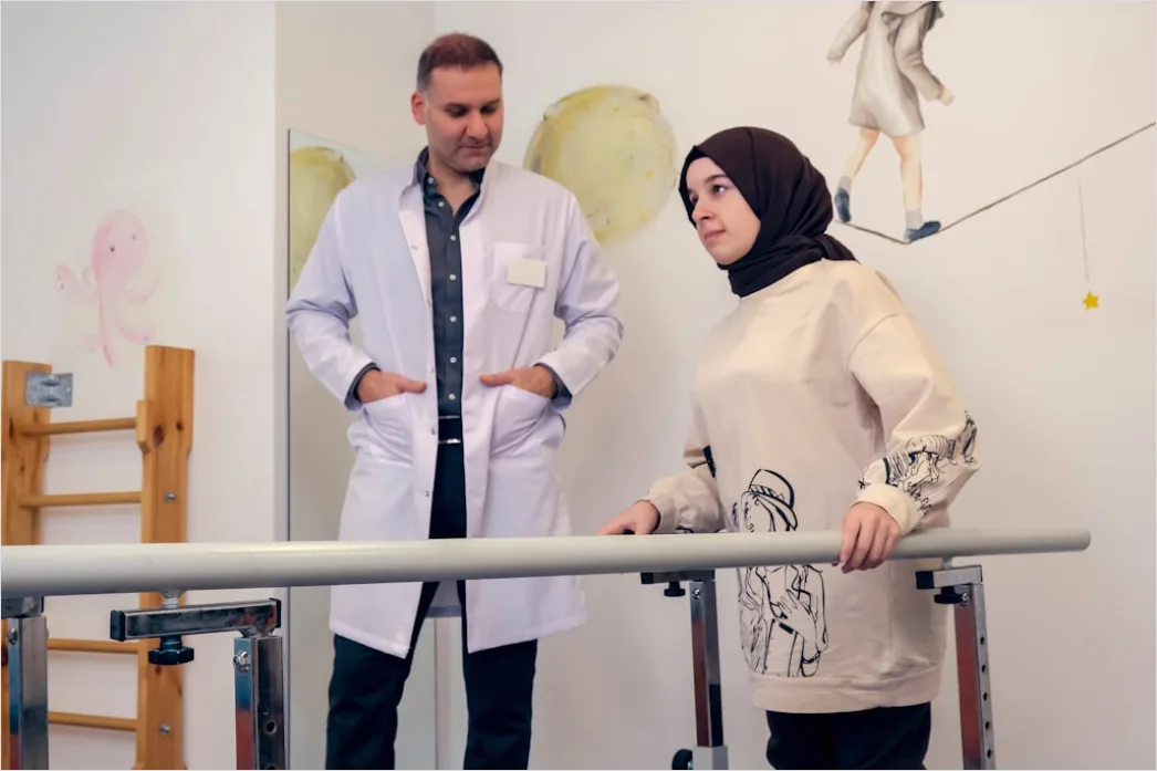 Detail Physical Therapist Guiding Patient Exercise Number 10