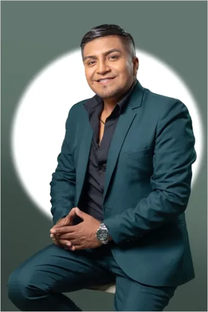 Detail Professional Headshot Corporate Background Photo Number 9