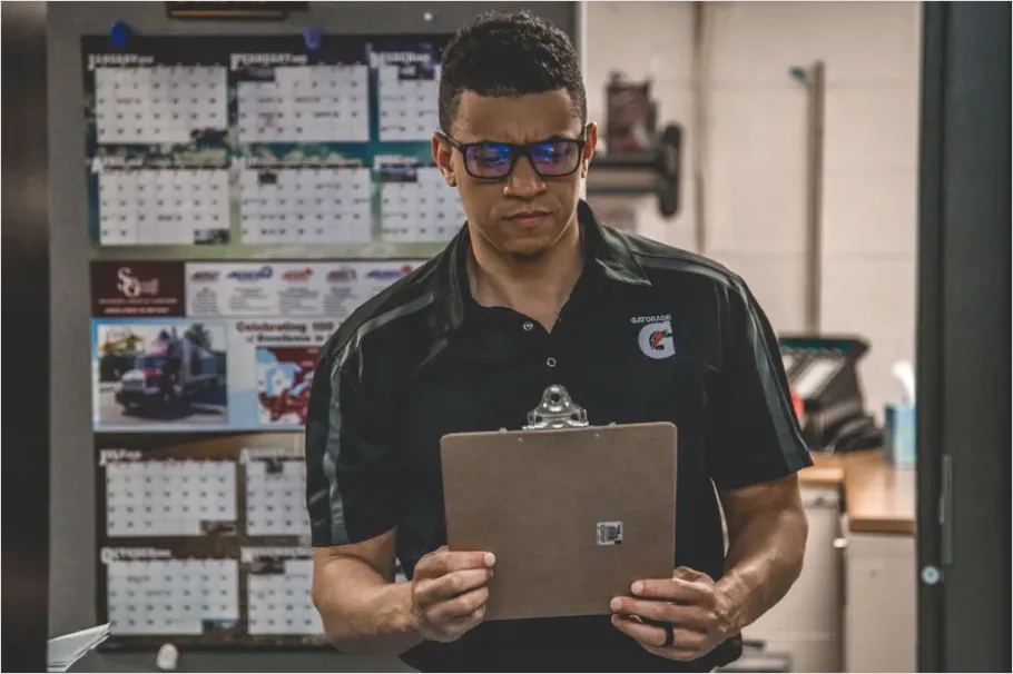 Detail Warehouse Manager With Clipboard Photo Number 14