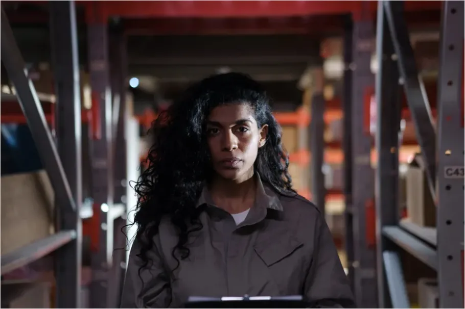 Detail Warehouse Manager With Clipboard Photo Number 4