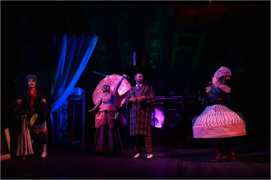 Detail Actors Performing On Stage Photo Number 5