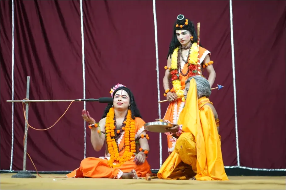 Detail Actors Performing On Stage Photo Number 6