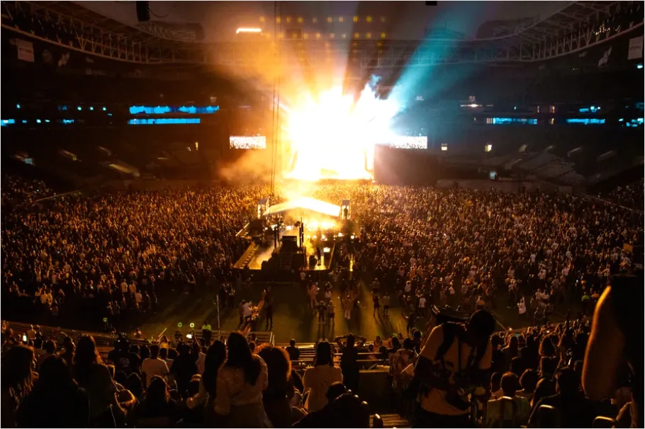 Detail Arena Concert Crowd Wide Shot Photo Number 11