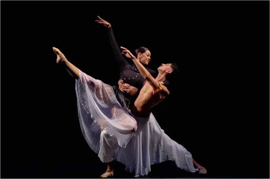 Detail Ballet Dancers On Stage Photo Number 4
