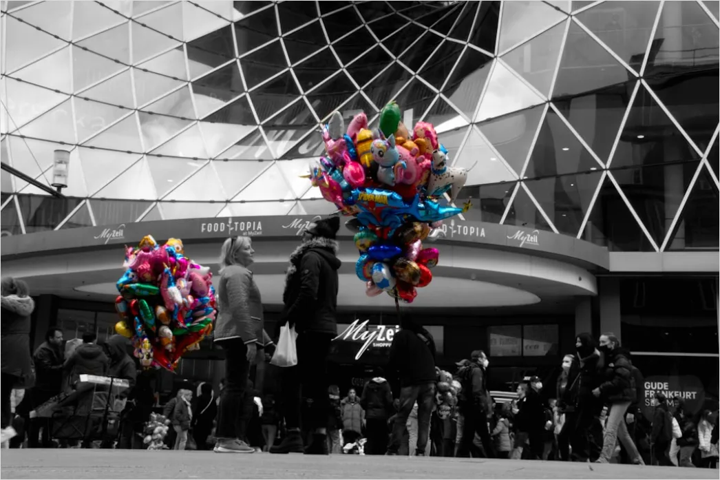 Detail Balloon Drop Stage Celebration Moment Number 16