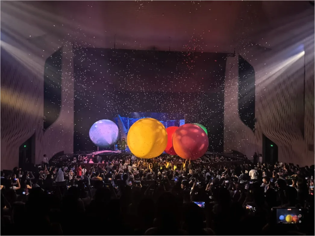 Detail Balloon Drop Stage Celebration Moment Number 5