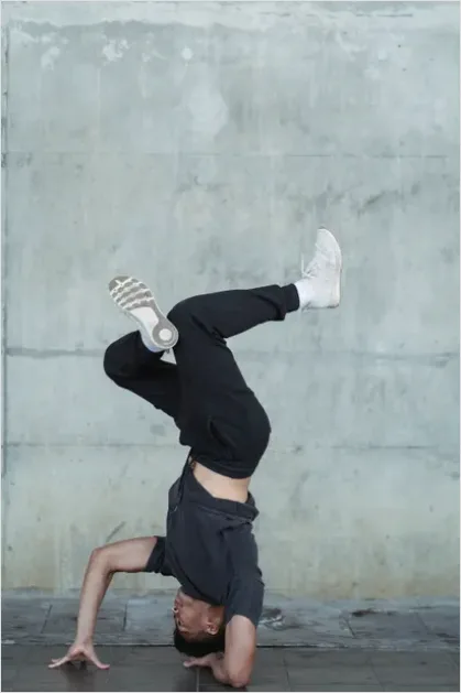 Detail Breakdancer Street Performance Photo Number 12