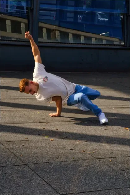Detail Breakdancer Street Performance Photo Number 16