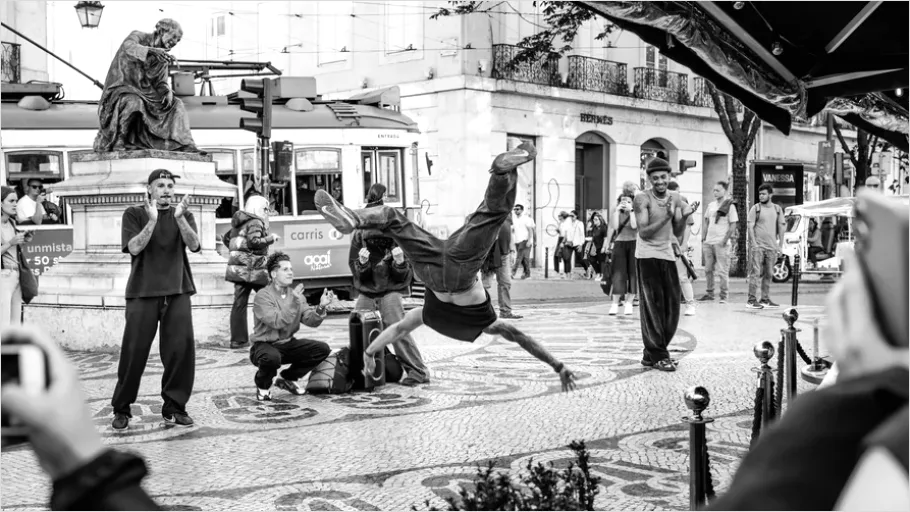 Detail Breakdancer Street Performance Photo Number 3