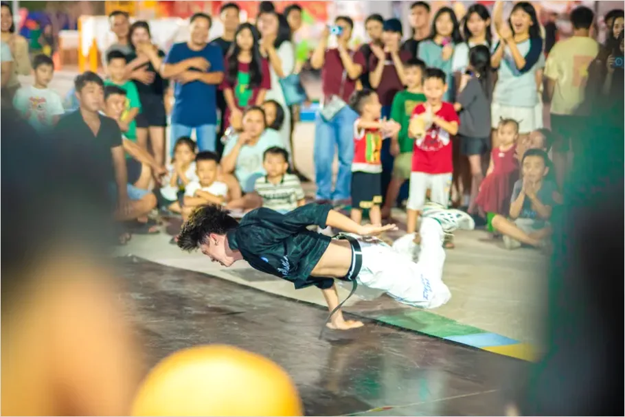 Detail Breakdancer Street Performance Photo Number 4