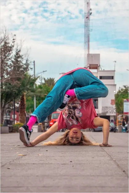 Detail Breakdancer Street Performance Photo Number 5