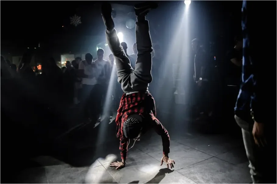 Detail Breakdancer Street Performance Photo Number 10