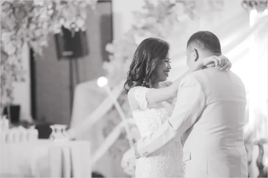 Bride And Groom First Dance Photo Eff1