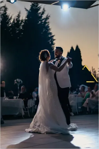 Detail Bride And Groom First Dance Photo Number 2