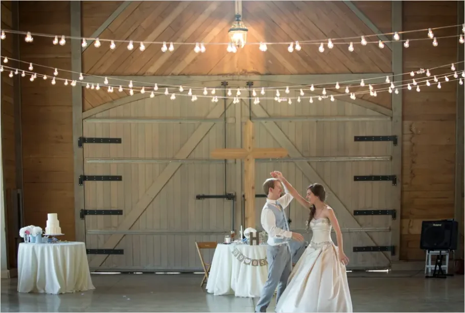 Detail Bride And Groom First Dance Photo Number 3