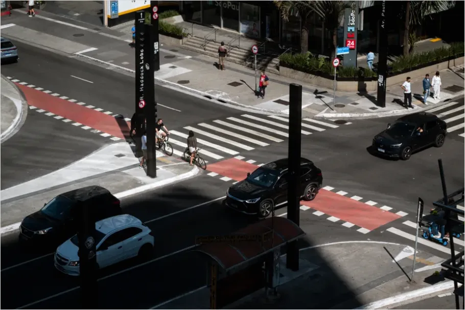 Detail Busy City Street Traffic Photo Number 2