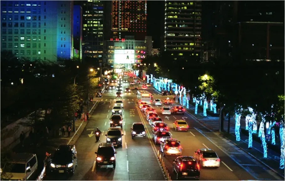 Detail Busy City Street Traffic Photo Number 15
