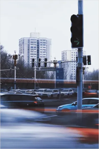 Detail Busy City Street Traffic Photo Number 4