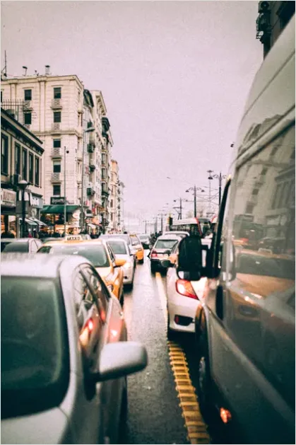 Detail Busy City Street Traffic Photo Number 5
