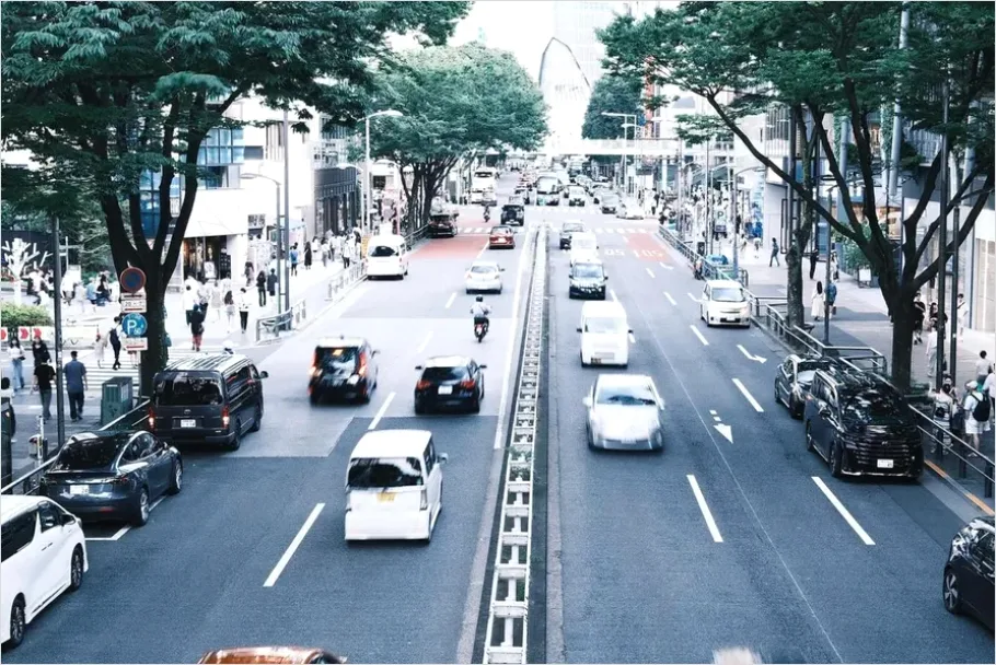 Detail Busy City Street Traffic Photo Number 7