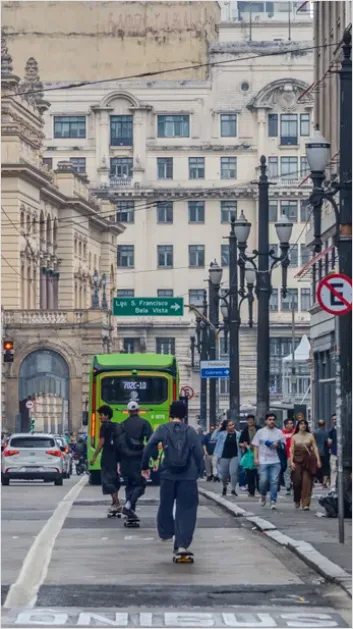 Detail Busy City Street Traffic Photo Number 10