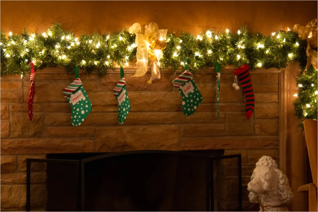 Detail Christmas Fireplace Stockings Cozy Night Number 3