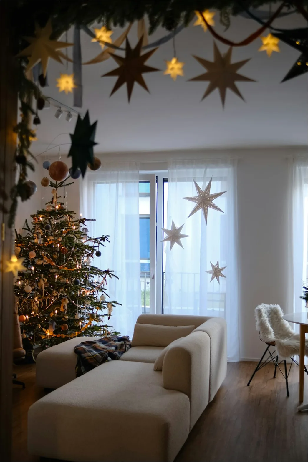 Detail Christmas Tree Decorating Family Living Room Number 2