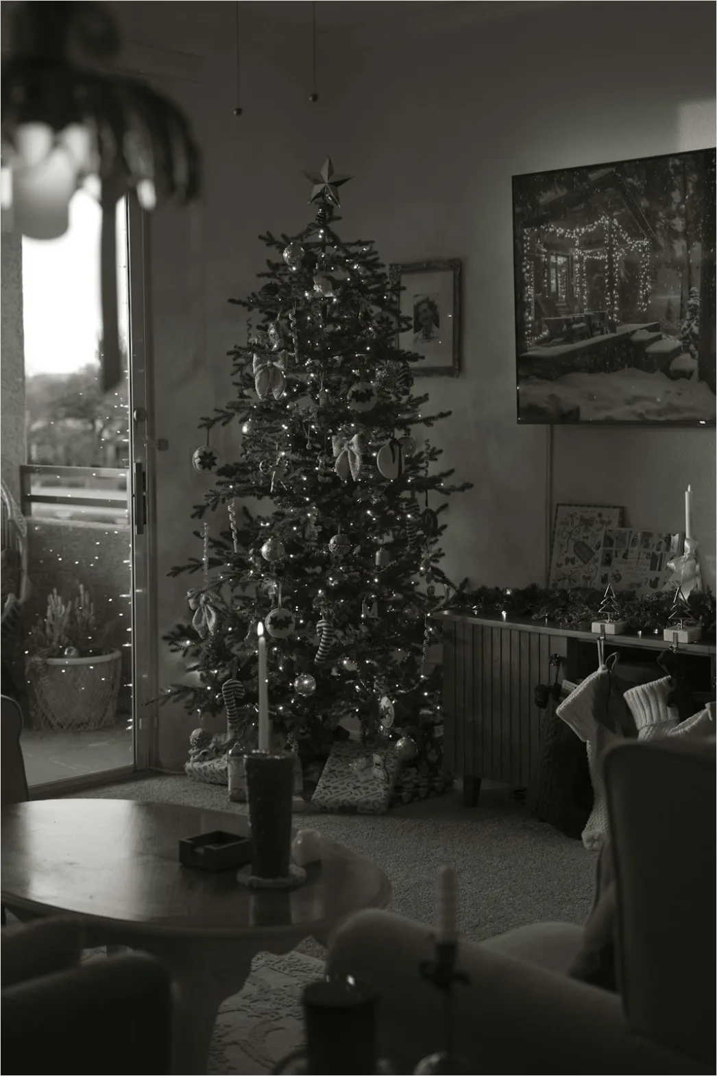 Detail Christmas Tree Decorating Family Living Room Number 11