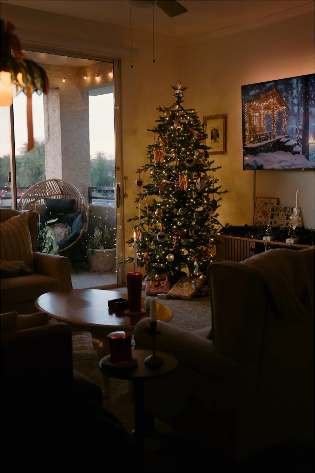 Detail Christmas Tree Decorating Family Living Room Number 12