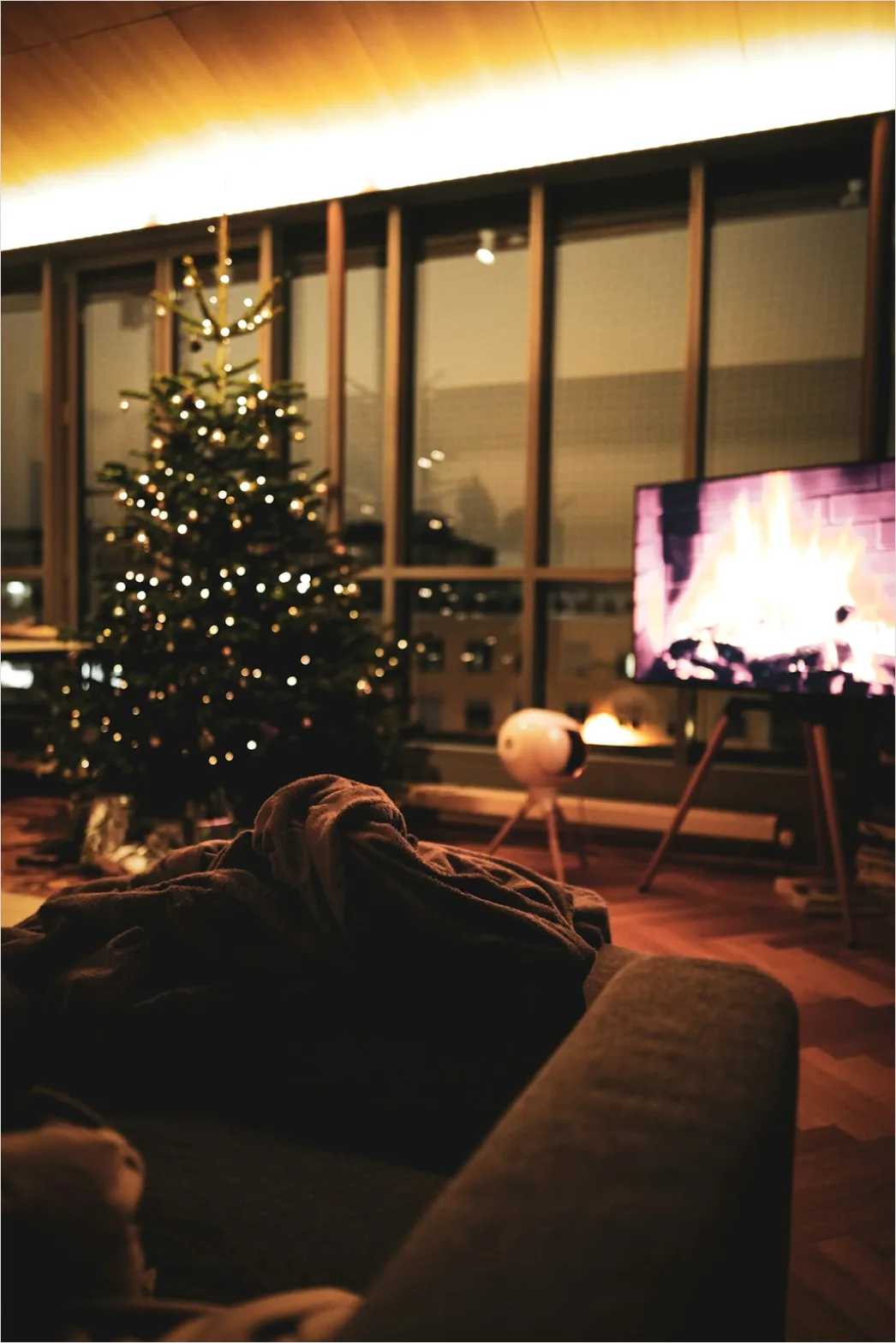 Detail Christmas Tree Decorating Family Living Room Number 3
