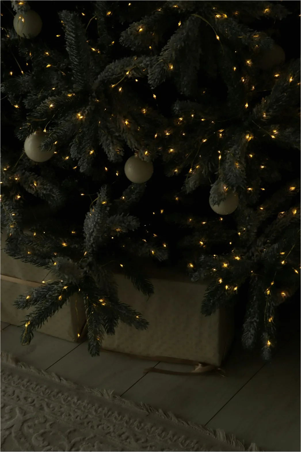 Detail Christmas Tree Decorating Family Living Room Number 9