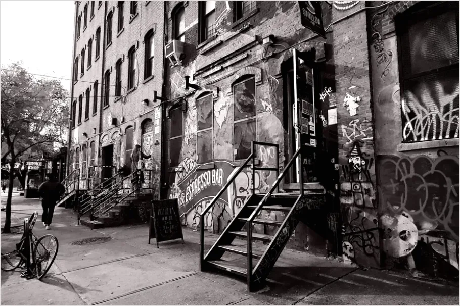 City Sidewalk Street Life Photo B724