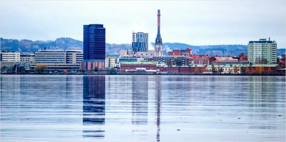 Detail City Waterfront Skyline Photo Number 2